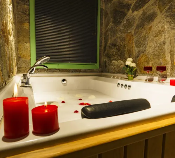 Jakuzili ve romantik Trabzon balayı bungalovları ile unutulmaz bir tatil sizi bekliyor. 