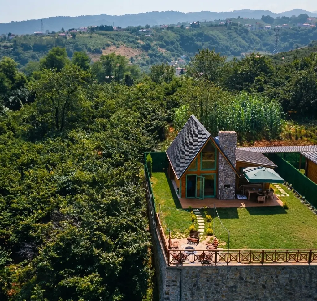 Geniş bahçesiyle, dağ ve deniz manzarasını aynı anda deneyimleyeceğiniz doğru adres; HomyWood Trabzon bungalov